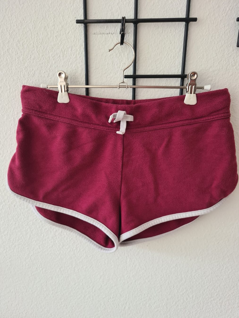 H&M Pantaloni: H&M Divided Retro Shorts, bordeaux-rot, Gr.S, – Usato da KRIENS venduto da Franzy_Blond10