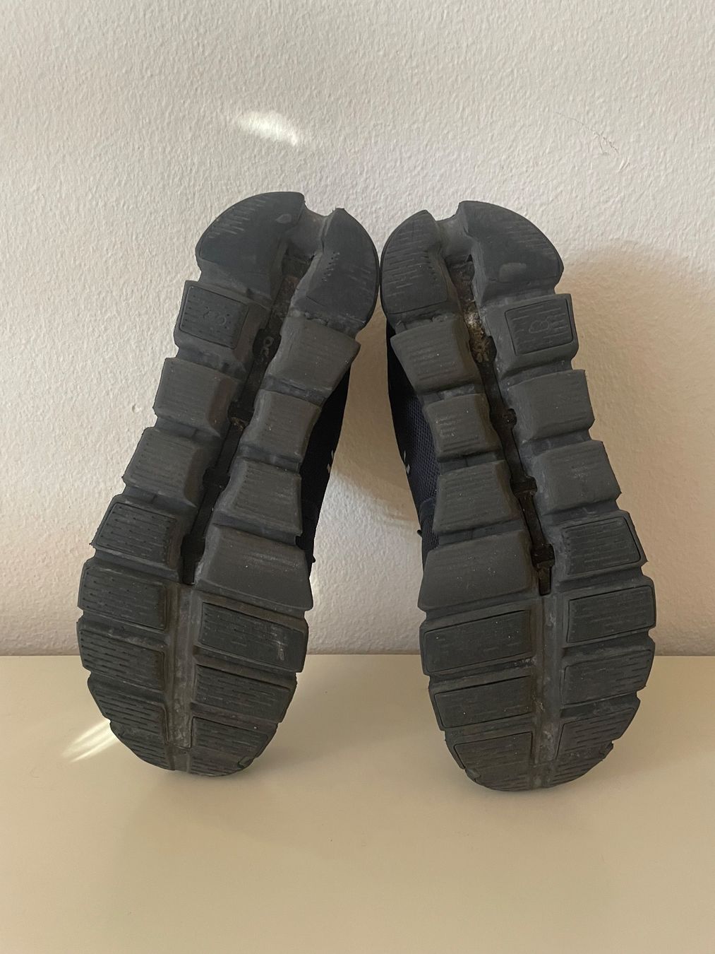 On Scarpe da uomo: Schwarze On Running Cloud 6 Schuhe Gr. 42.5 – Usato da Adliswil venduto da maximiliann 5