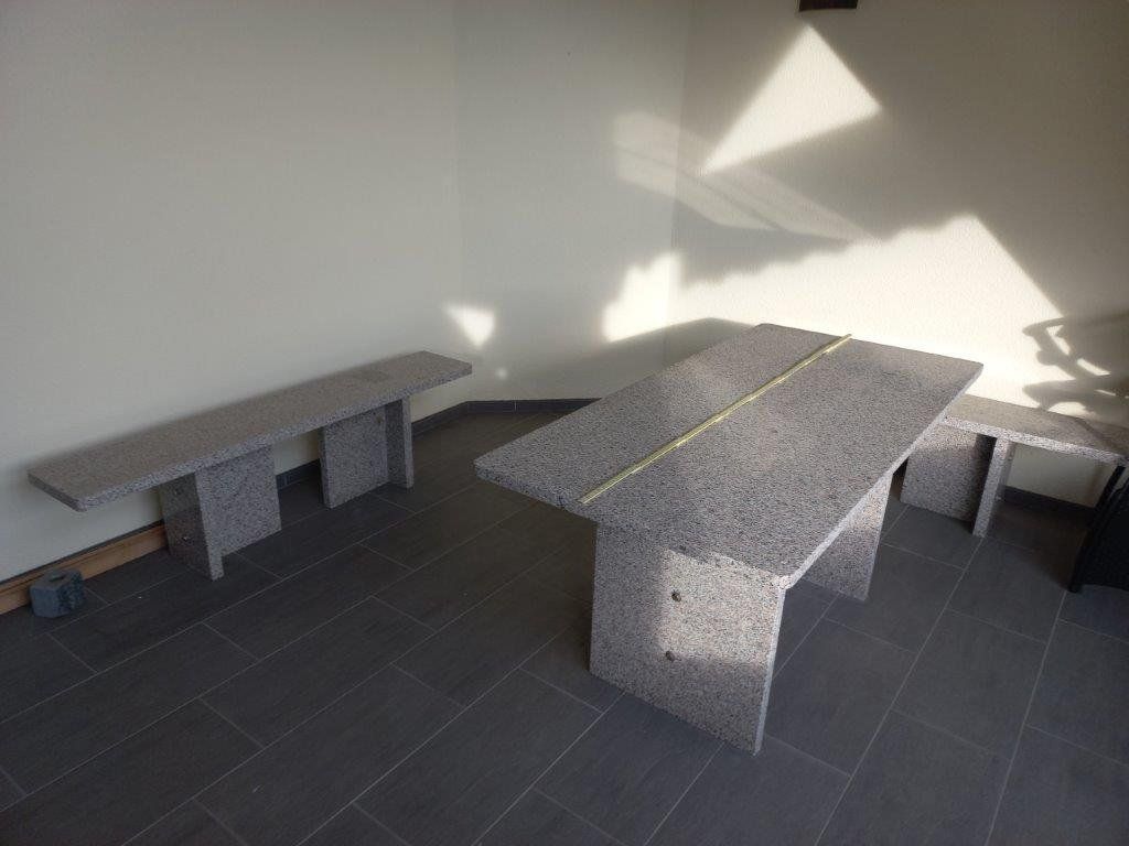 Tavoli: Granittisch mit Granitbänkli und Granitfuss – Usato da Pfäffikon / ZH venduto da Pefkadett