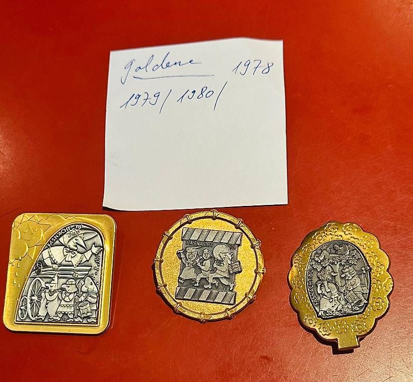 Placchette & Badge: Basler Fasnachtsplaketten gold – Usato da Basel venduto da kitchen1