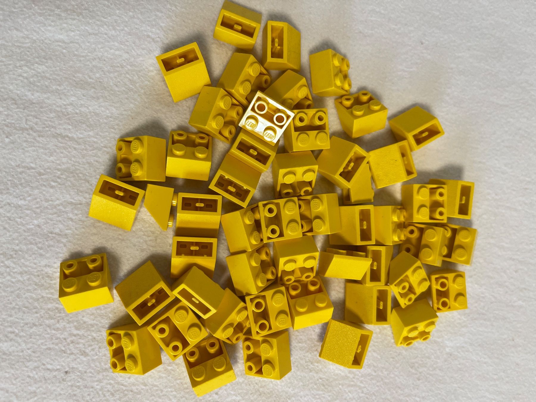 Lego Spielzeuge: LEGO - 50 Gelbe schräge negative Steine – Gebraucht aus Gelterkinden von cobra0110