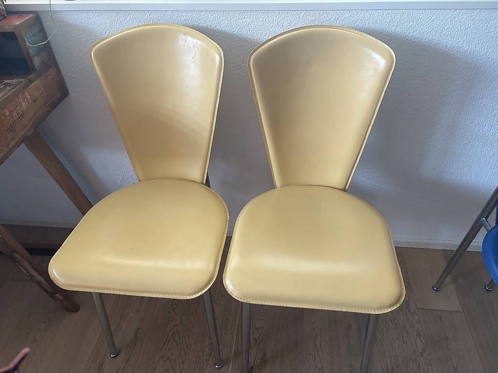 Chaises: 3 blue leather chairs.  – D'occasion à Hüntwangen par Lorena14 2