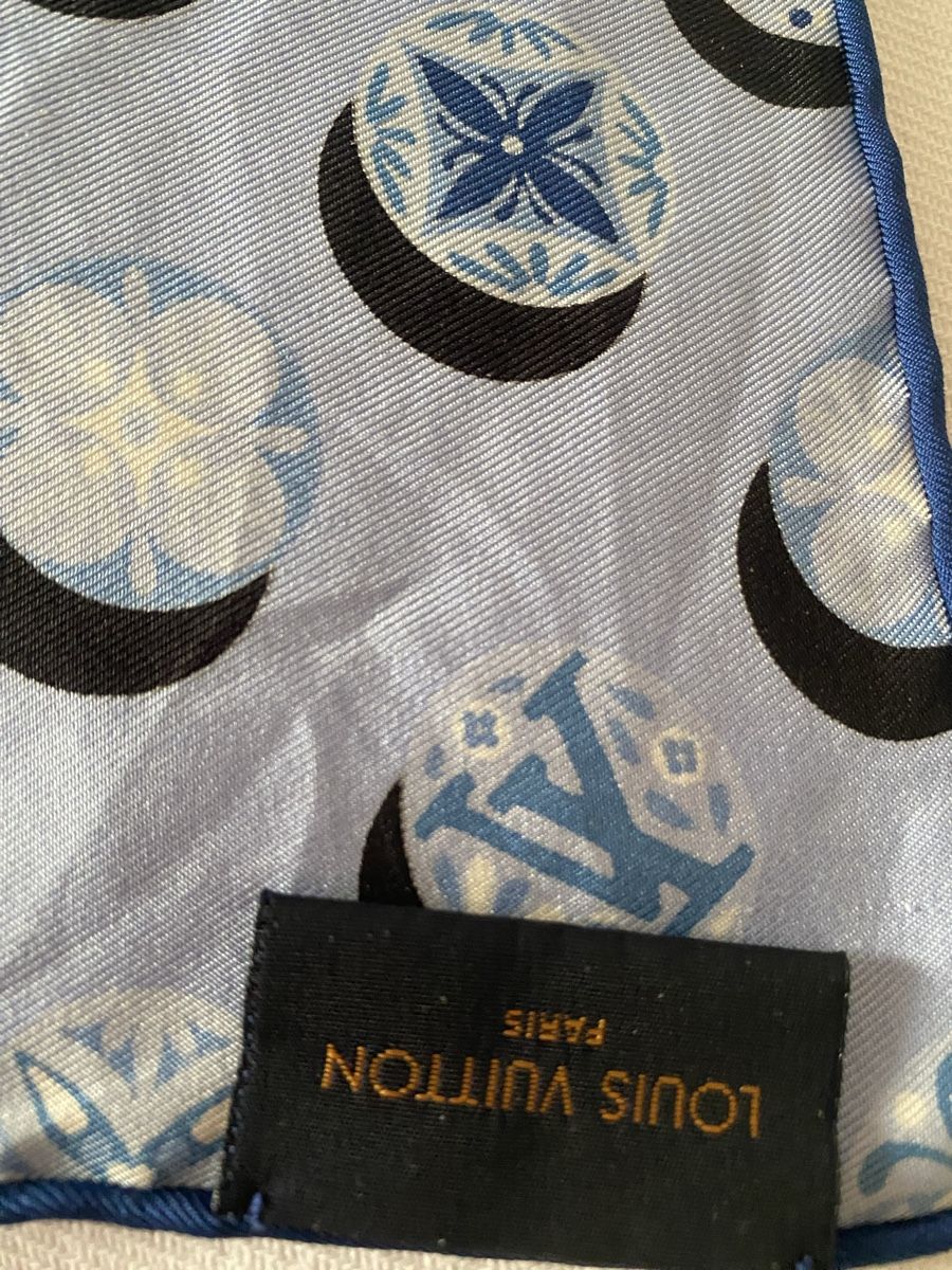Louis Vuitton Foulards & écharpes: Carré soie Louis Vuitton bleu 65x65 cm🩵 – D'occasion à Corsier GE par tanamera 3
