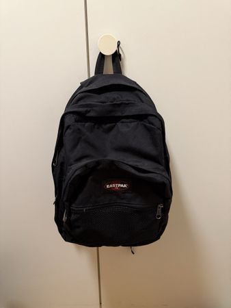 Sac à dos Eastpak noir, compartiments multiples, bon état