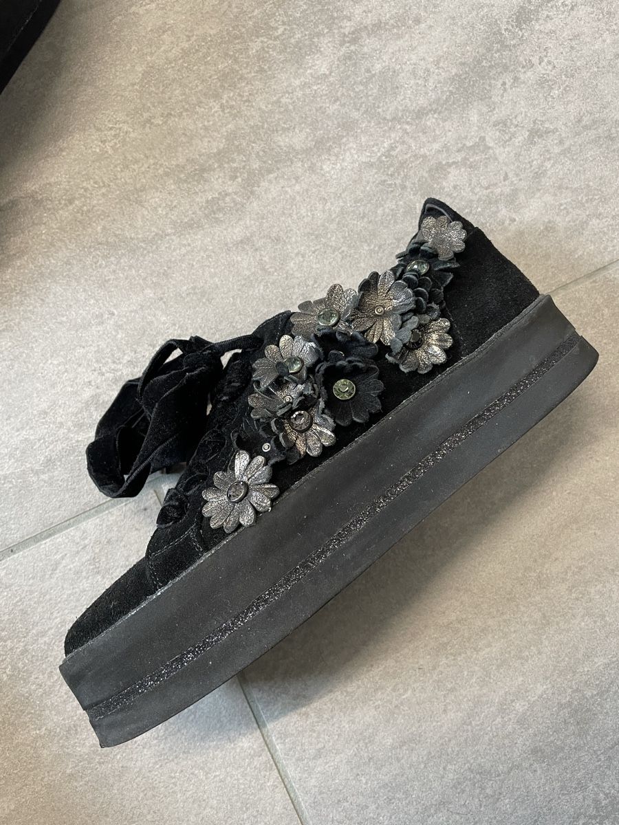 Scarpe da donna: Sneaker mit Blumen bestickt – Usato da Kilchberg BL venduto da ann_kwk5 1