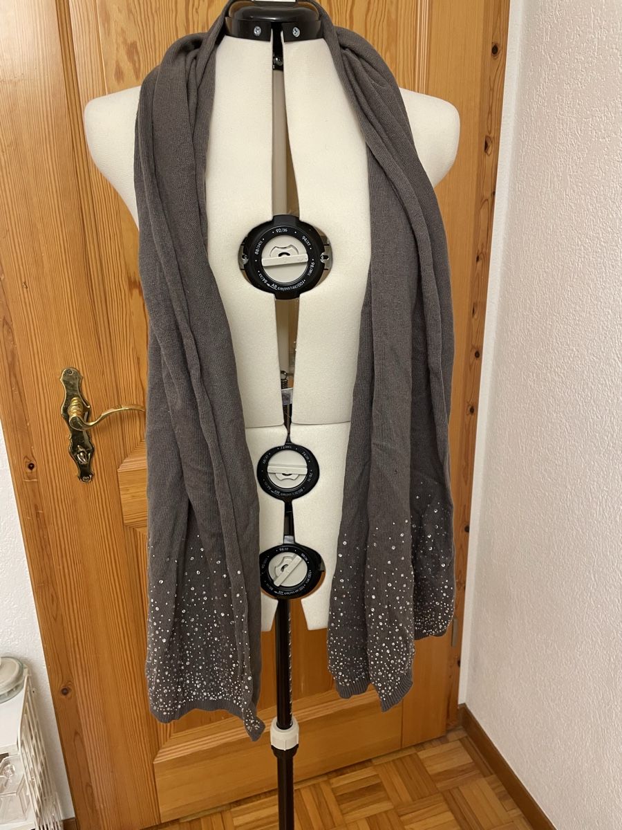 Foulard & Sciarpe: Warmer grauer Winterschal mit Strass – Usato da Dittingen venduto da nje_9nlt 1