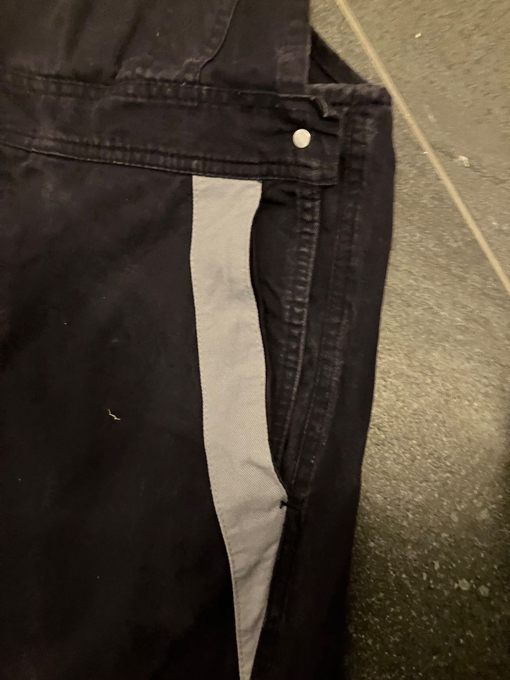 Pantaloni: Arbeitskleidung Warnschutz Latzhose Gr.44 – Usato da Bettwiesen venduto da Zustand57 2