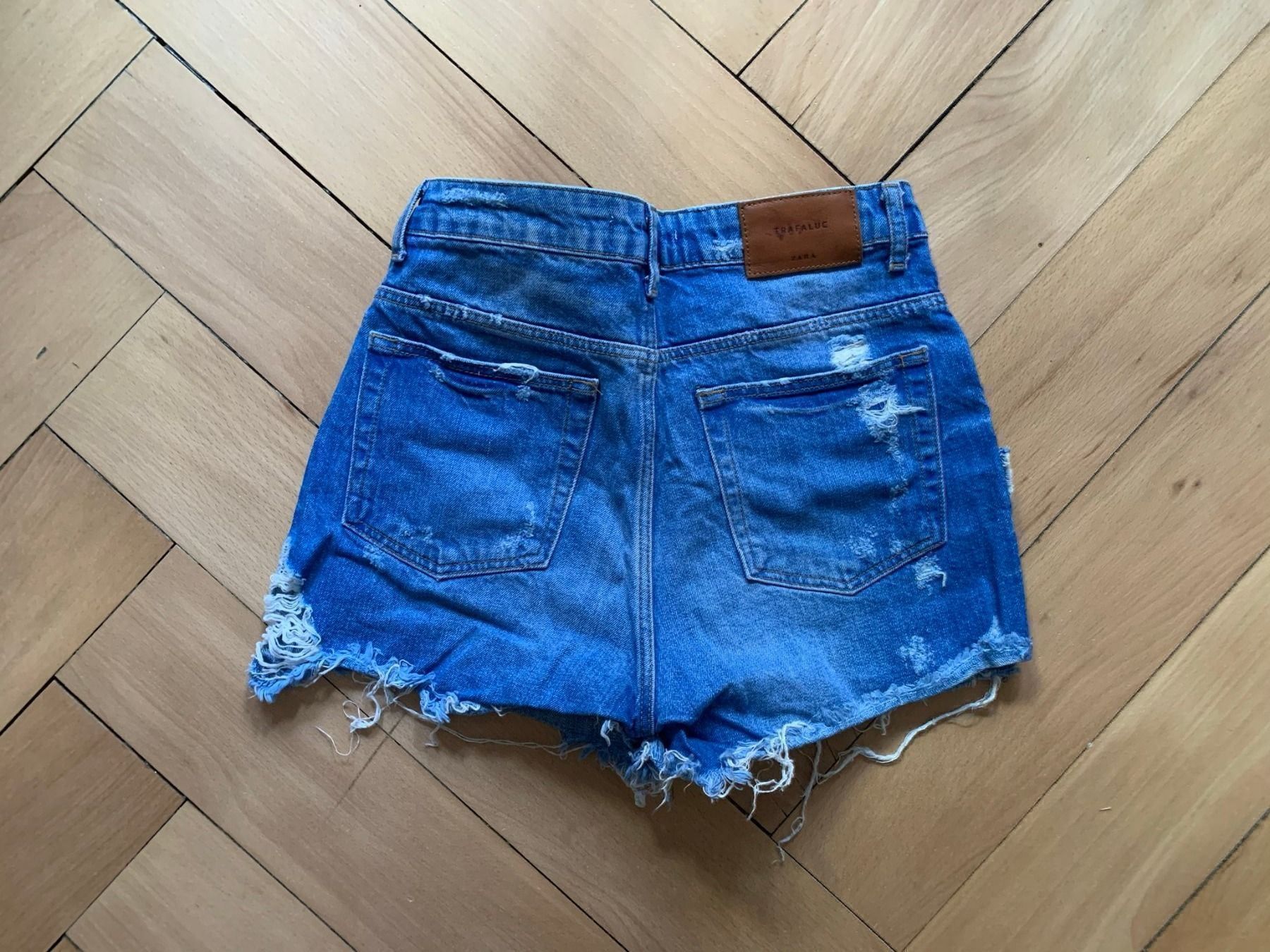 Zara Jeans: ZARA - Destroyed Jeansshorts blau 34 – Usato da Zürich venduto da Diazaio 2