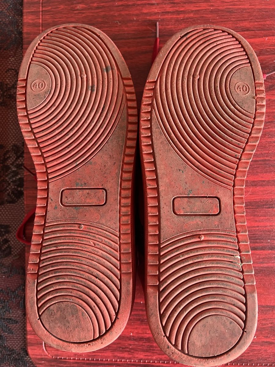 Chaussures hommes: Chaussures compensées rouges comme neuves, pointure 40 – D'occasion à Chézard-St-Martin par Cheyenne_75 2