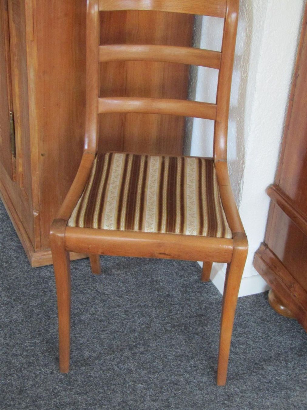Stühle: Stuhl Biedermeier Nussbaum                           (Nr.01) – Gebraucht aus Herzogenbuchsee von Winigo 1