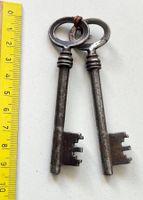 Zwei alte Metallschlüssel Eisen antik ca. 9.5 cm