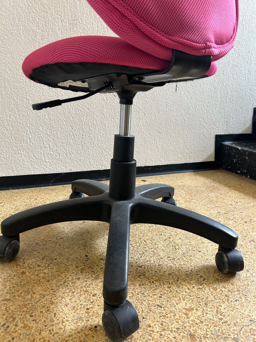 Conforama Chaises: Kinderbürostuhl – D'occasion à Wabern par belka72 2