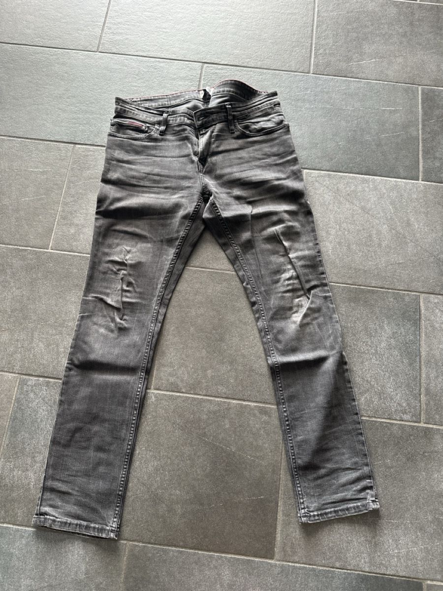Tommy Hilfiger Jeans: Tommy Hilfiger Jeans schwarz W34 L32 – Usato da Wileroltigen venduto da torro11