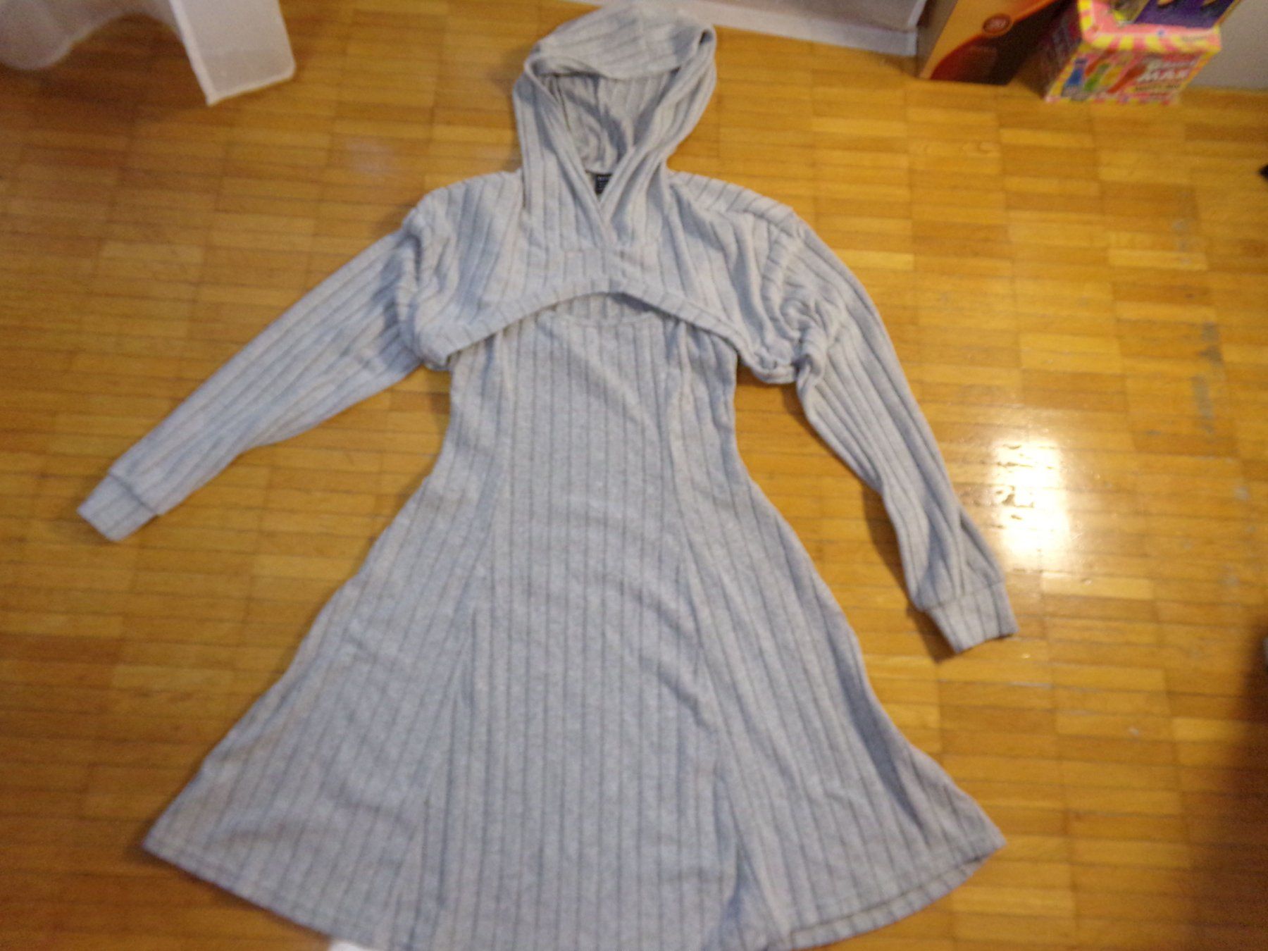 Vestiti: Damen Kleid mit Pullover und Kappe grau  Gr. 38 – Usato da Winterthur venduto da Jessi_di