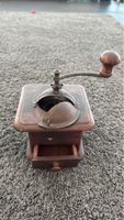 Antike Kaffeemühle aus Holz, nostalgisch & dekorativ!