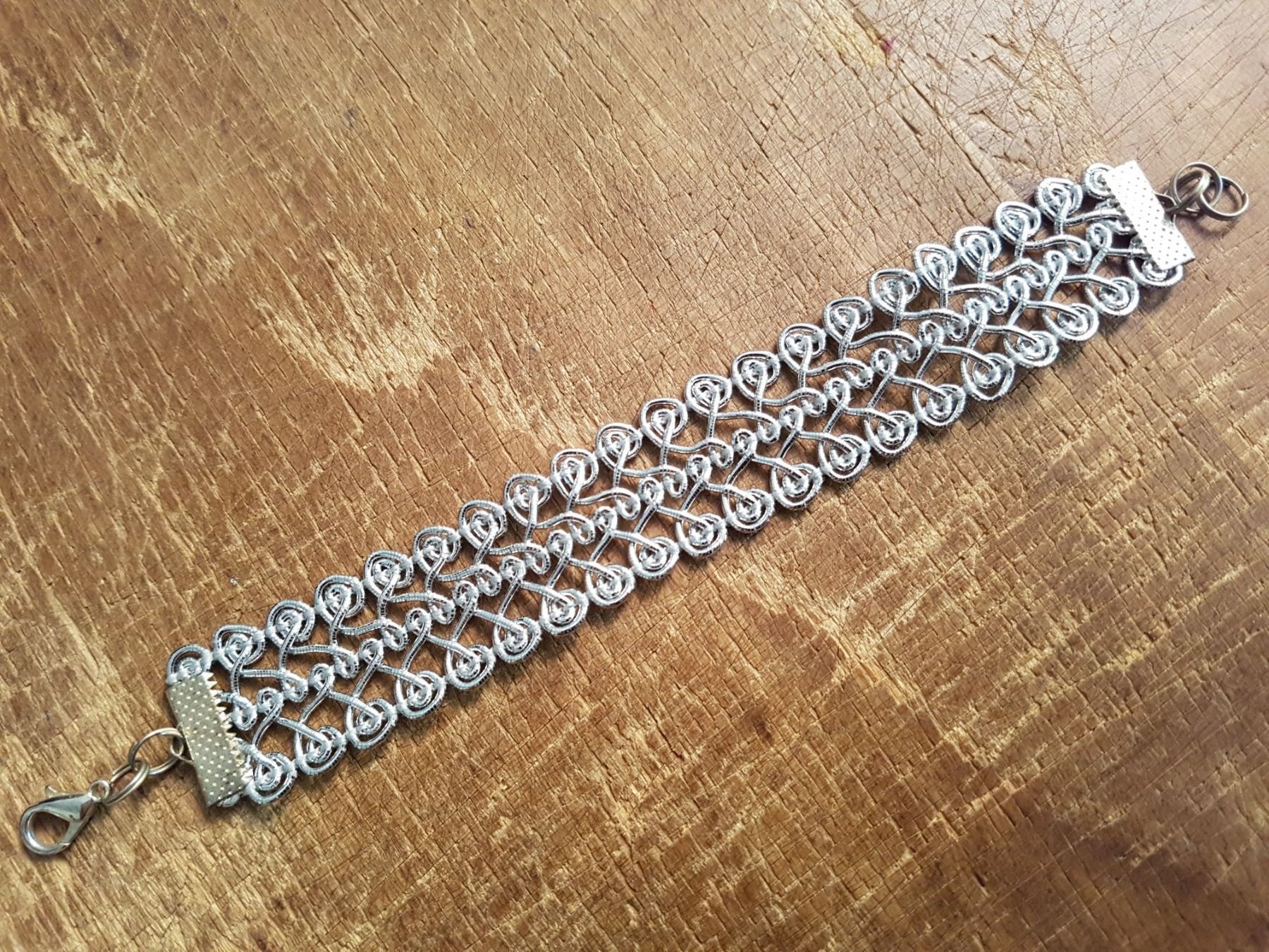 Bracciali & Braccialetti: Armband silberfarbener Stoff m. Metallabschlüssen18cmx2,2cm – Usato da Ettingen venduto da Maranathatalitha 2