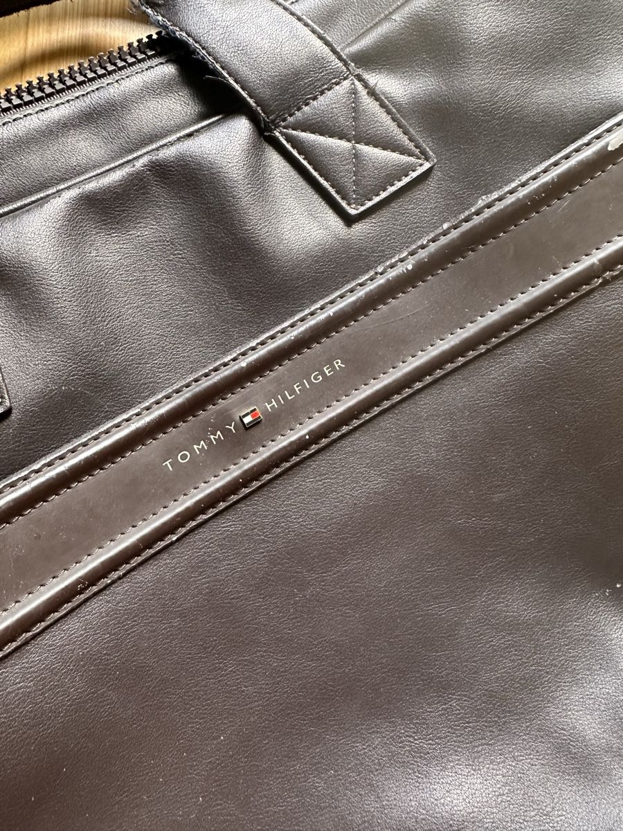 Tommy Hilfiger Borse: Tommy Hilfiger Laptop Bag Brown Fair Condition – Difettoso da Horgen venduto da ger_2y92 4