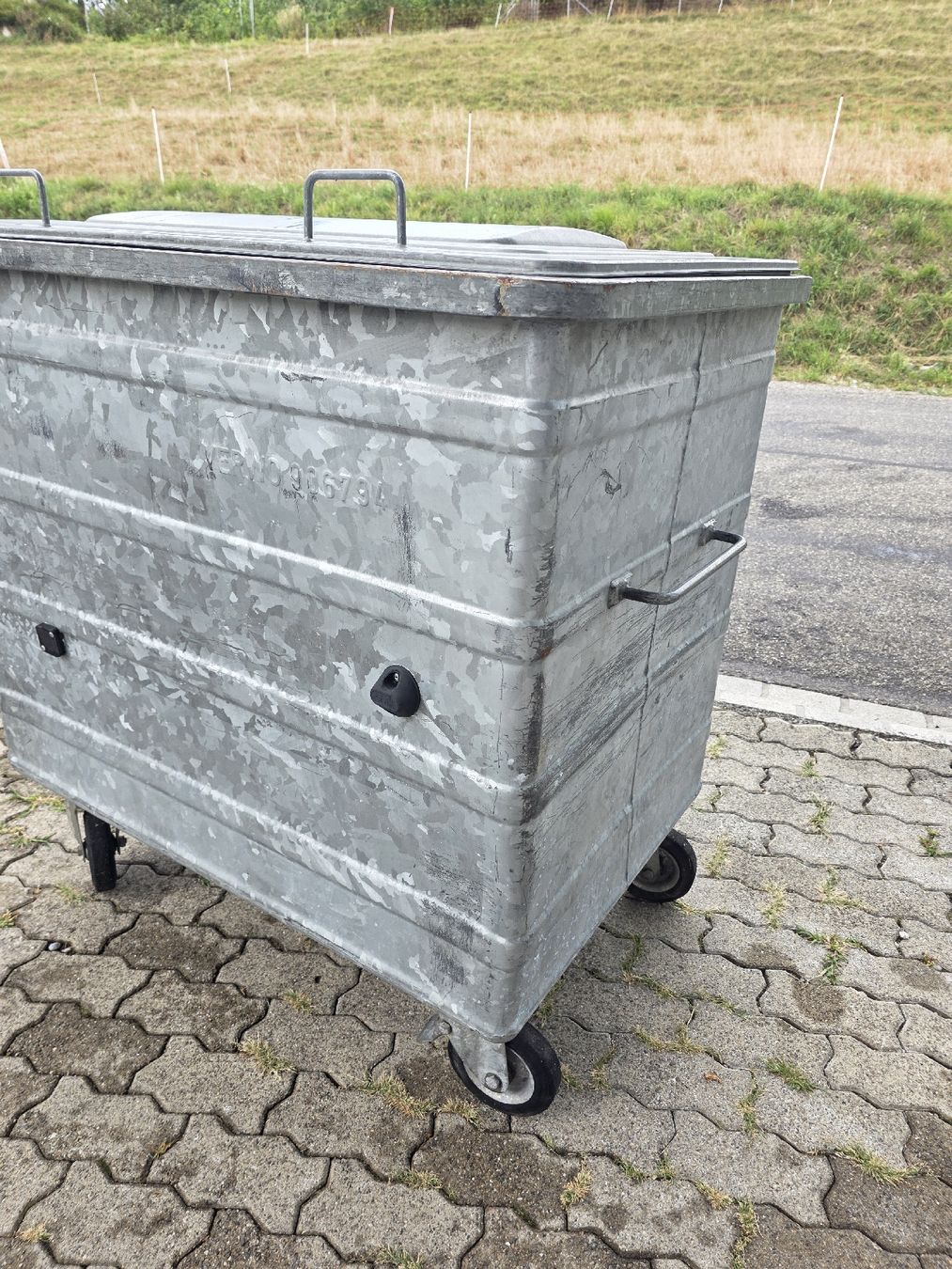 Sonstiges für Büro & Gewerbe: Stahlcontainer Verwo 800 Liter – Gebraucht aus Uster von Cruleye 1