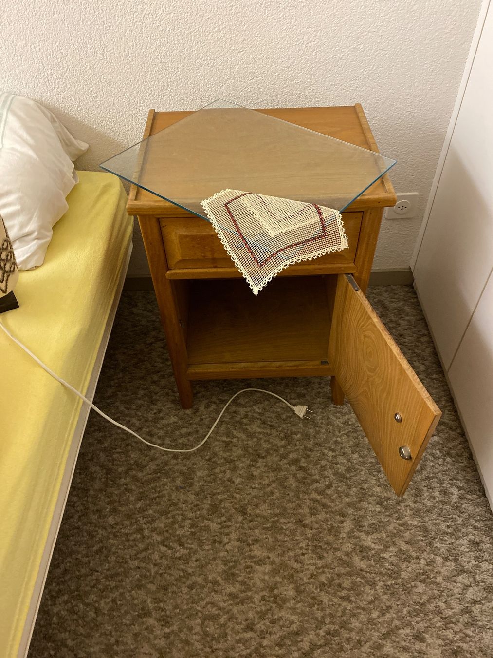 Comodini: Vintage Nachttischchen aus Holz mit Glasplatte – Usato da Weinfelden venduto da urs_wq67 1