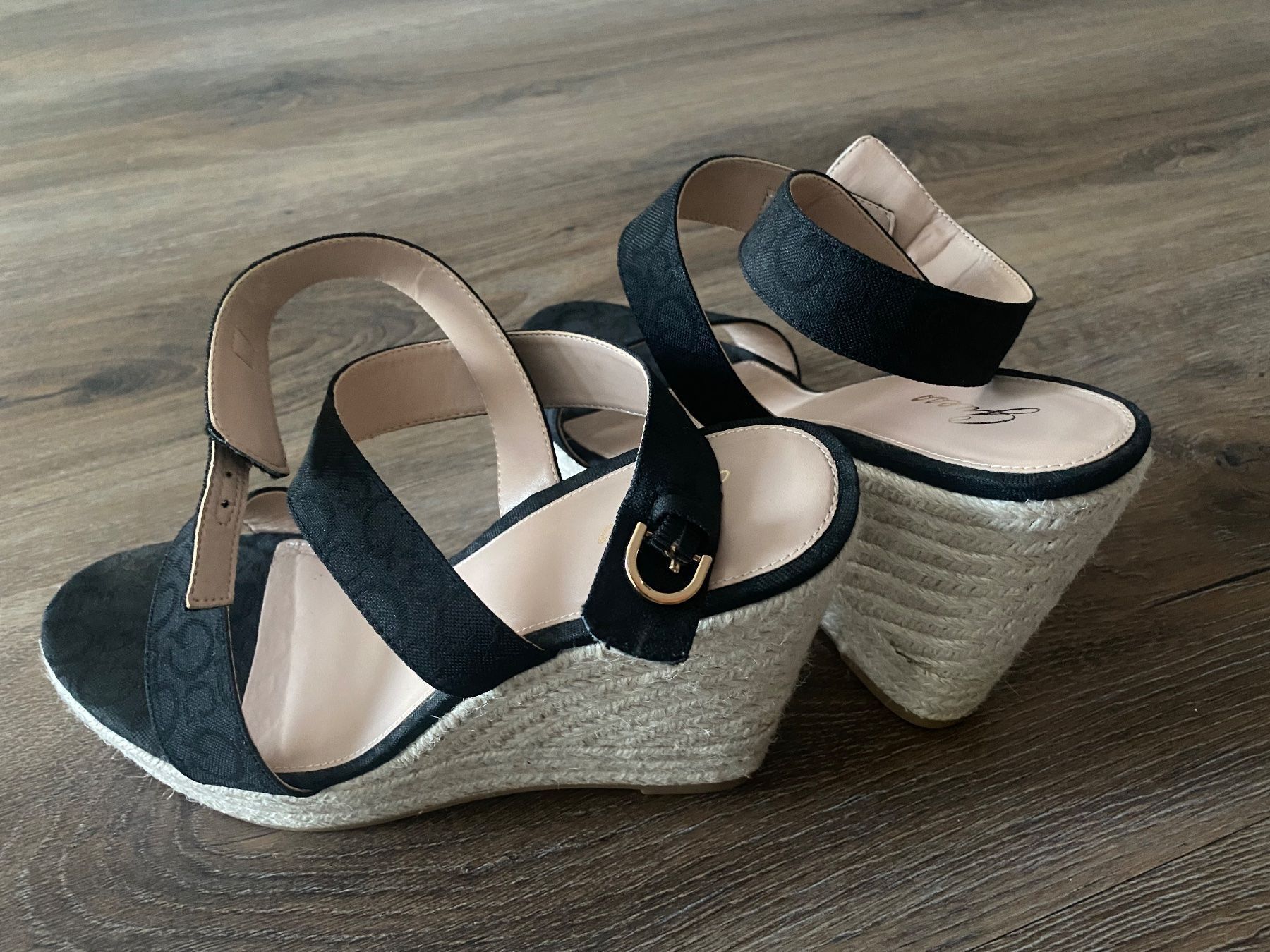 Guess Scarpe da donna: Guess Keilsandalette Gr. 41 – Usato da Wolfwil venduto da Piccola87
