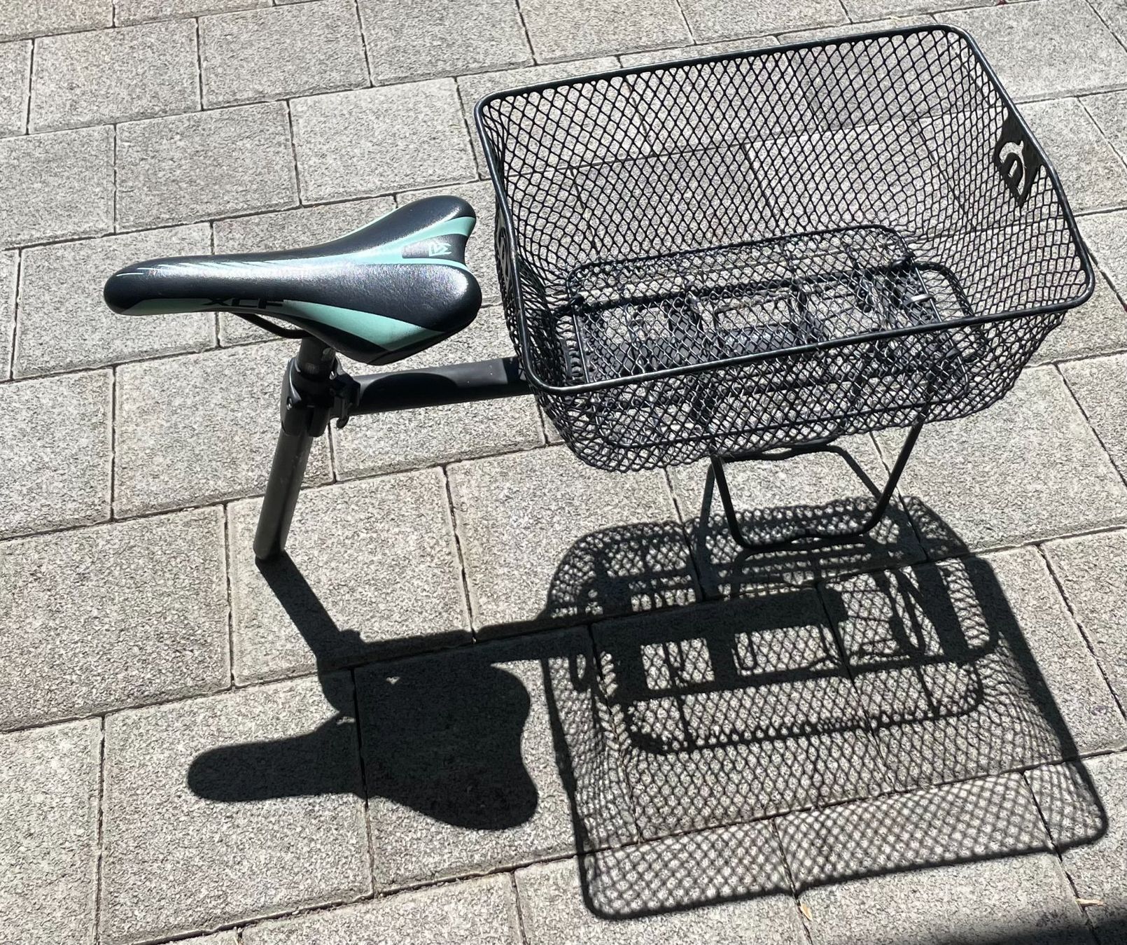 Pezzi di ricambio: Fahrradsattel mit Stange, Packträger, Korb – Usato da Amriswil venduto da fit8580
