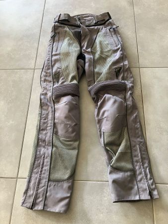 Motoradhose mit Protektoren