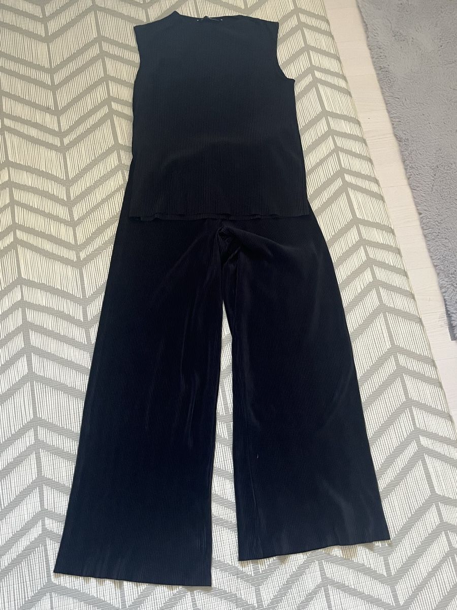 Mango Kleiderpakete: Mango black pleated sets size M worn once – Gebraucht aus Esslingen von Yanafuchs