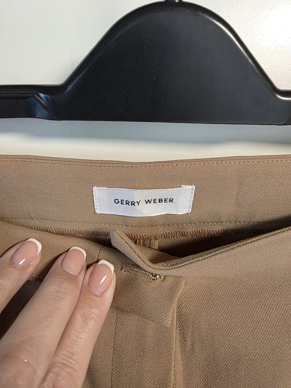 Gerry Weber Pantaloni: GERRY WEBER trousers beige size 46R new – Nuovo e nell'imballaggio originale da Volketswil venduto da mic_27b5 1