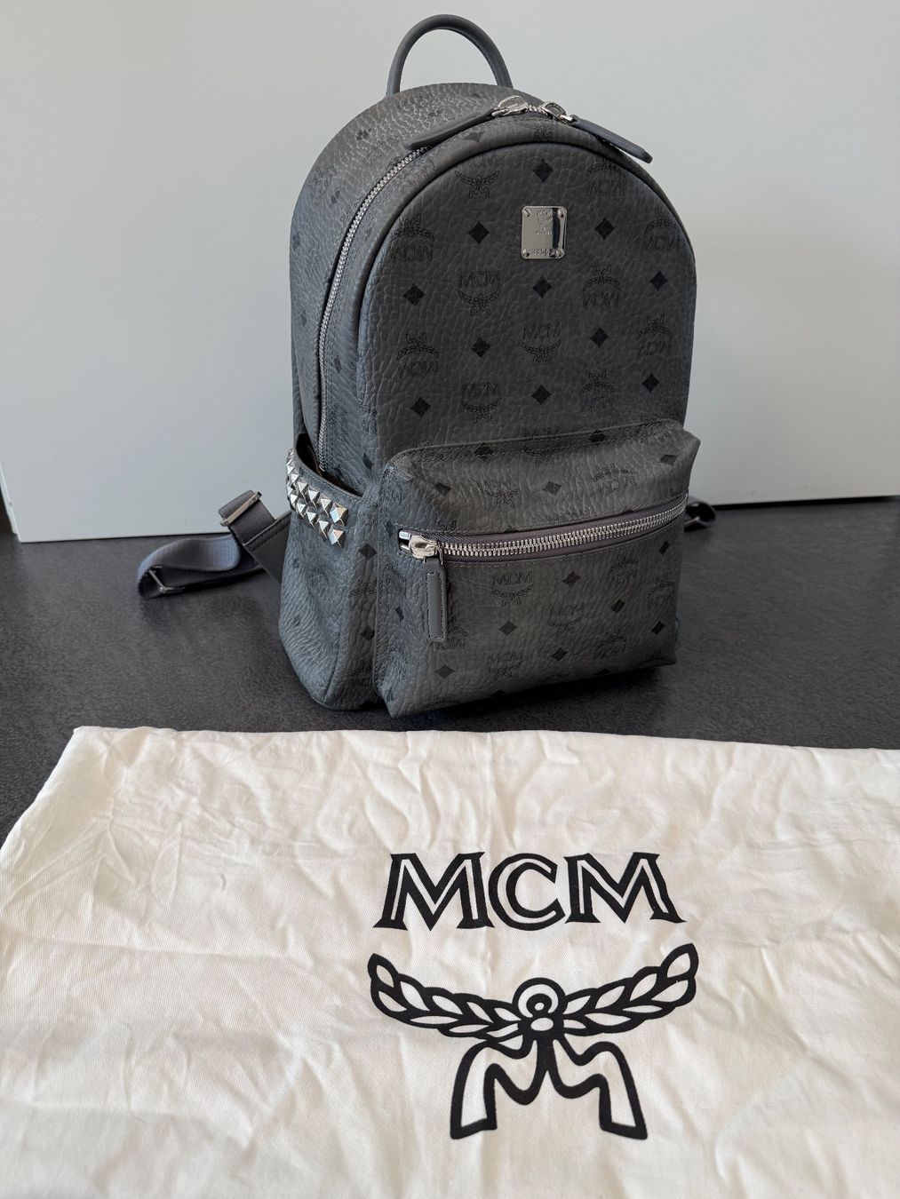 Mcm Zaini: MCM Rucksack Visetos grau mit Nieten neu – Nuovo e nell'imballaggio originale da Illnau venduto da Bigmama14