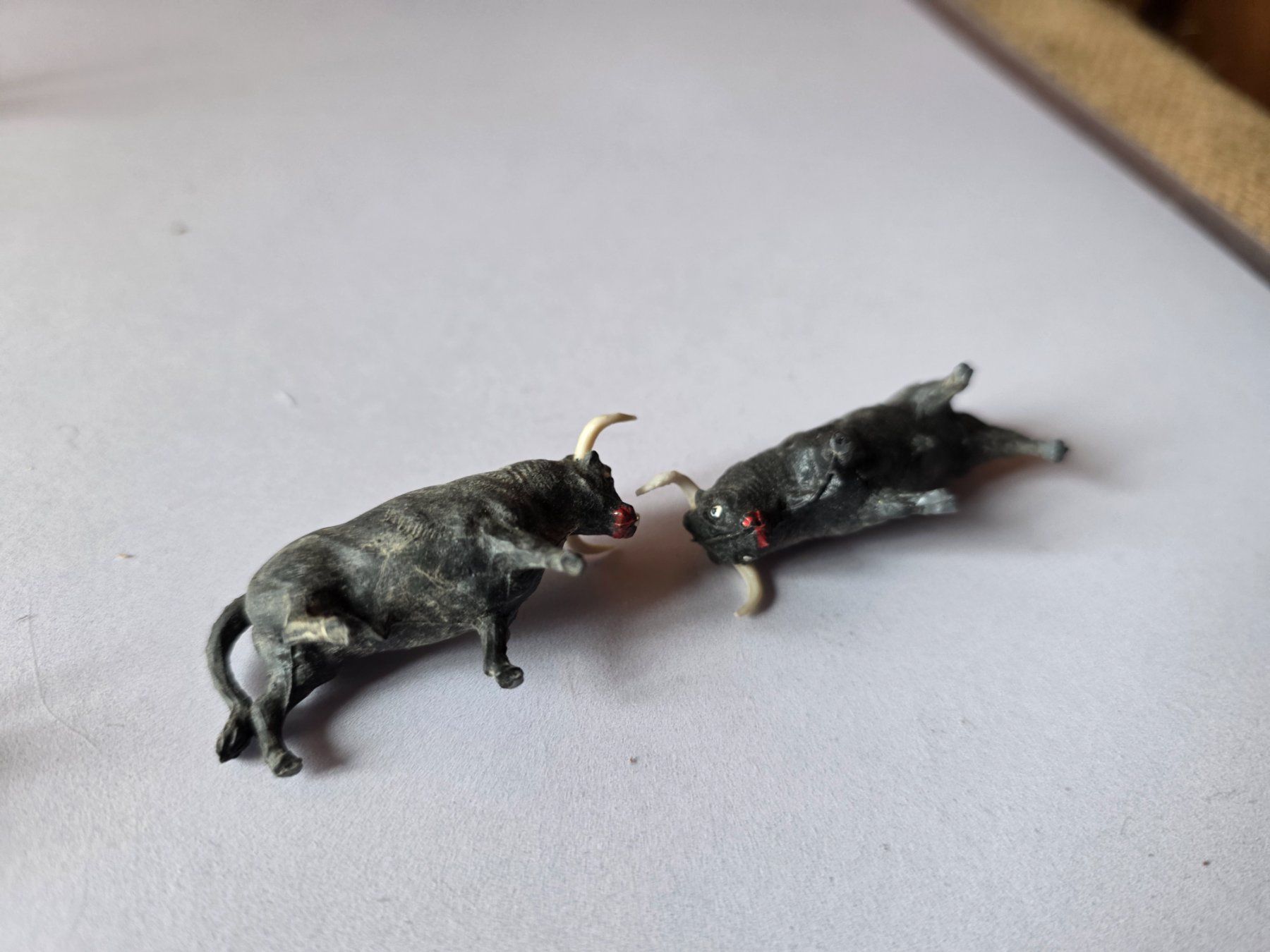 Statuette: 2 kleine Kampf Stier Figuren 5 cm – Usato da Walterswil BE venduto da Lonitti 4