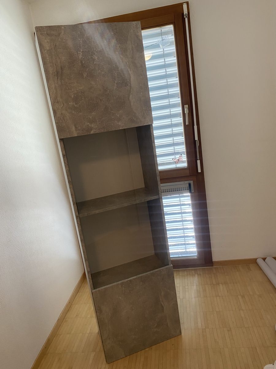 Vitrinen: Moderner LED-Vitrinenschrank – Neu (gemäss Beschreibung) aus Ilanz von joa_wmm9 1