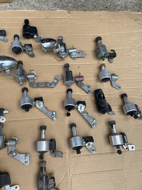 Pezzi di ricambio: 1 lot de dynamo vélo vintage – Usato da Ursy venduto da DK8 3