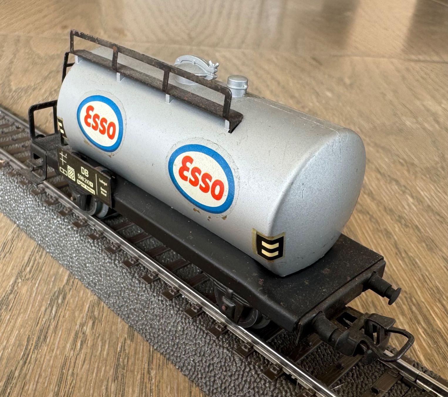 Märklin Modellini di ferrovie: silberner Kesselwagen ESSO; OVP – Usato da St. Moritz venduto da Manu7500 2