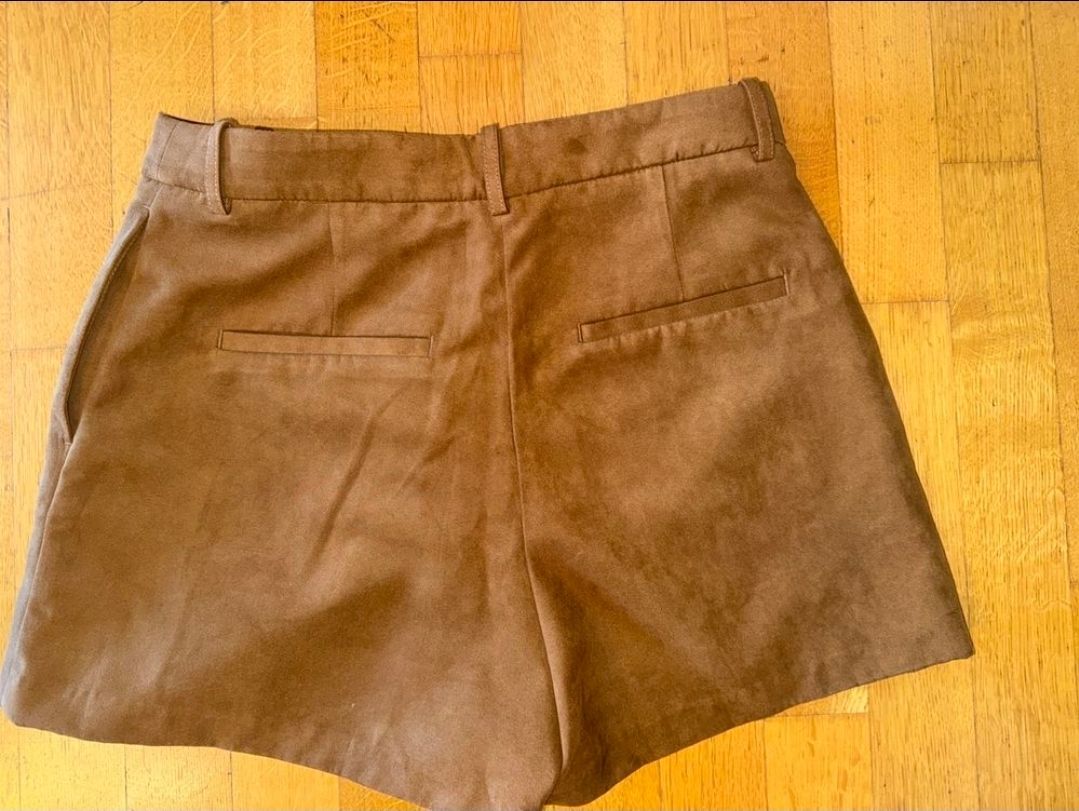 H&M Pantaloni: Shorts Wildlederoptik – Usato da Bern venduto da christiane_pr 1