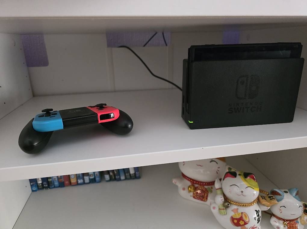 Nintendo Console: Nintendo Switch + 2 manettes + 2 jeux à vendre – Usato da Prilly venduto da Ha_Jer
