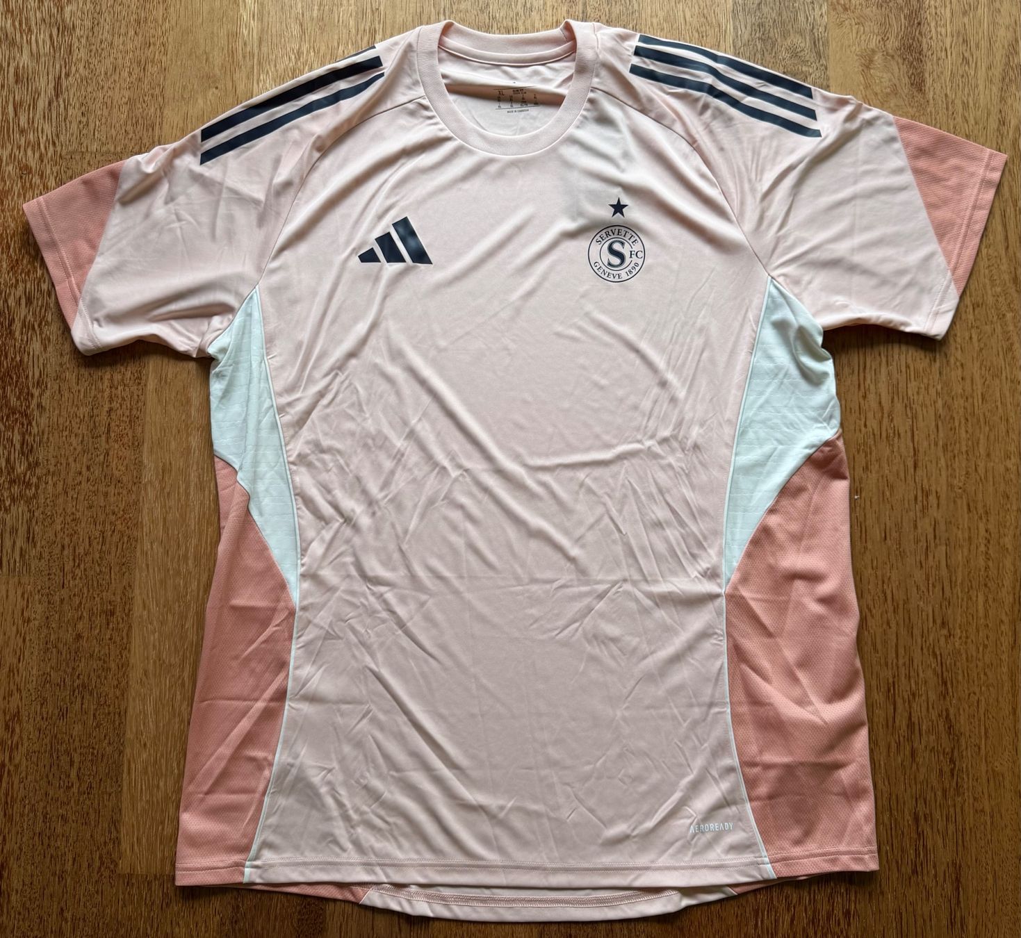 Adidas Canottiere & Pantaloni: Servette Genf Trainings-Shirt - 2025 – Nuovo (secondo la descrizione) da Hermetschwil-Staffeln venduto da Beat131