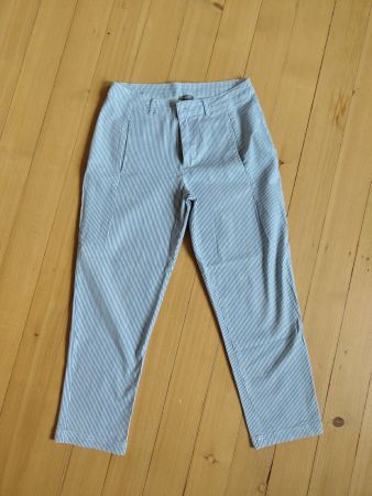 Schöne gestreifte Sommerhose aus Baumwolle