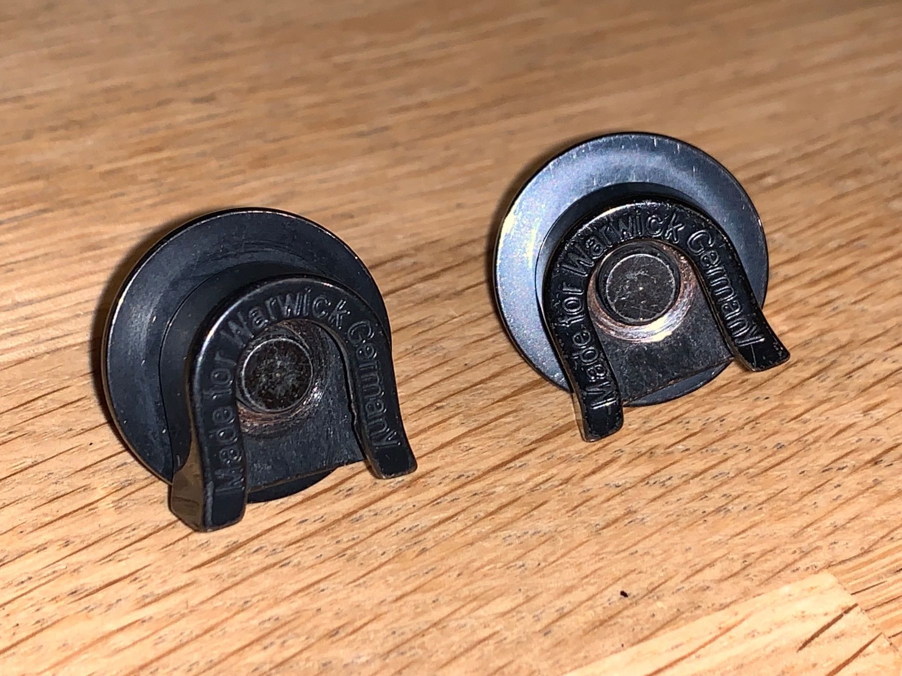 Gibson Instruments de musique: Diverse Schaller / Warwick Security Straplocks schwarz – D'occasion à Neftenbach par Mike72-123 2