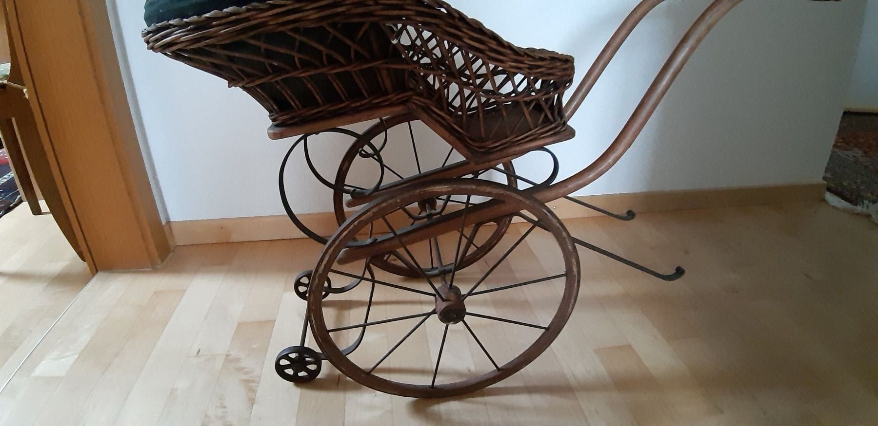 Carrozzine per bambole: Puppenwagen mit Puppe – Usato da Balterswil venduto da Jolie6 3