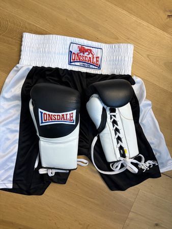 Boxhandschuhe Lonsdale 10 oz und Shorts 