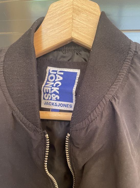 Jacken & Mäntel: Junge Wind Regenjacke schwarz 176 Jack & Jones – Gebraucht aus Bergdietikon von antovale 1