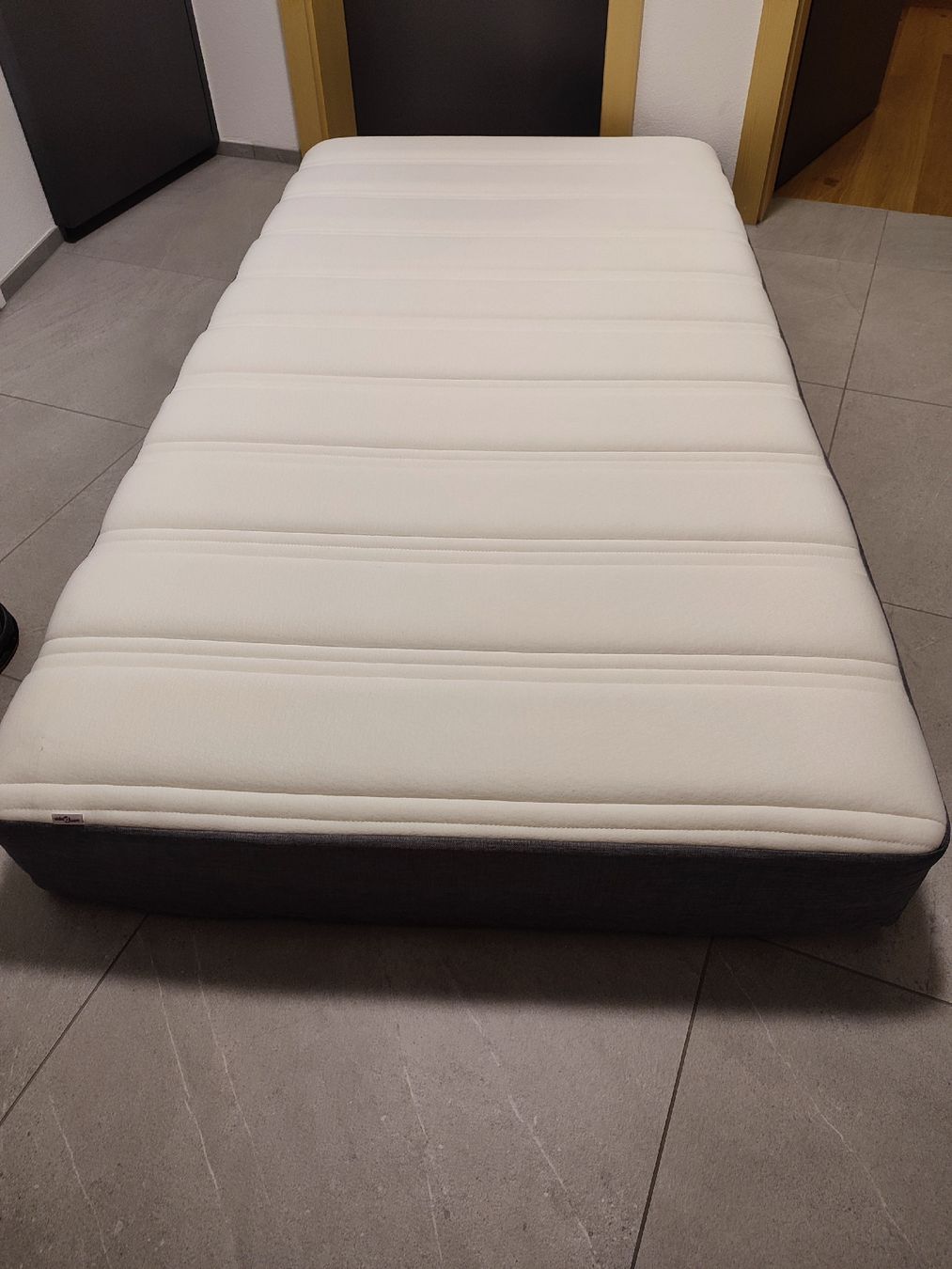 Letti: Single bed with mattress and toper ,100x 200 – Usato da Davos Dorf venduto da xri_zj2f 1