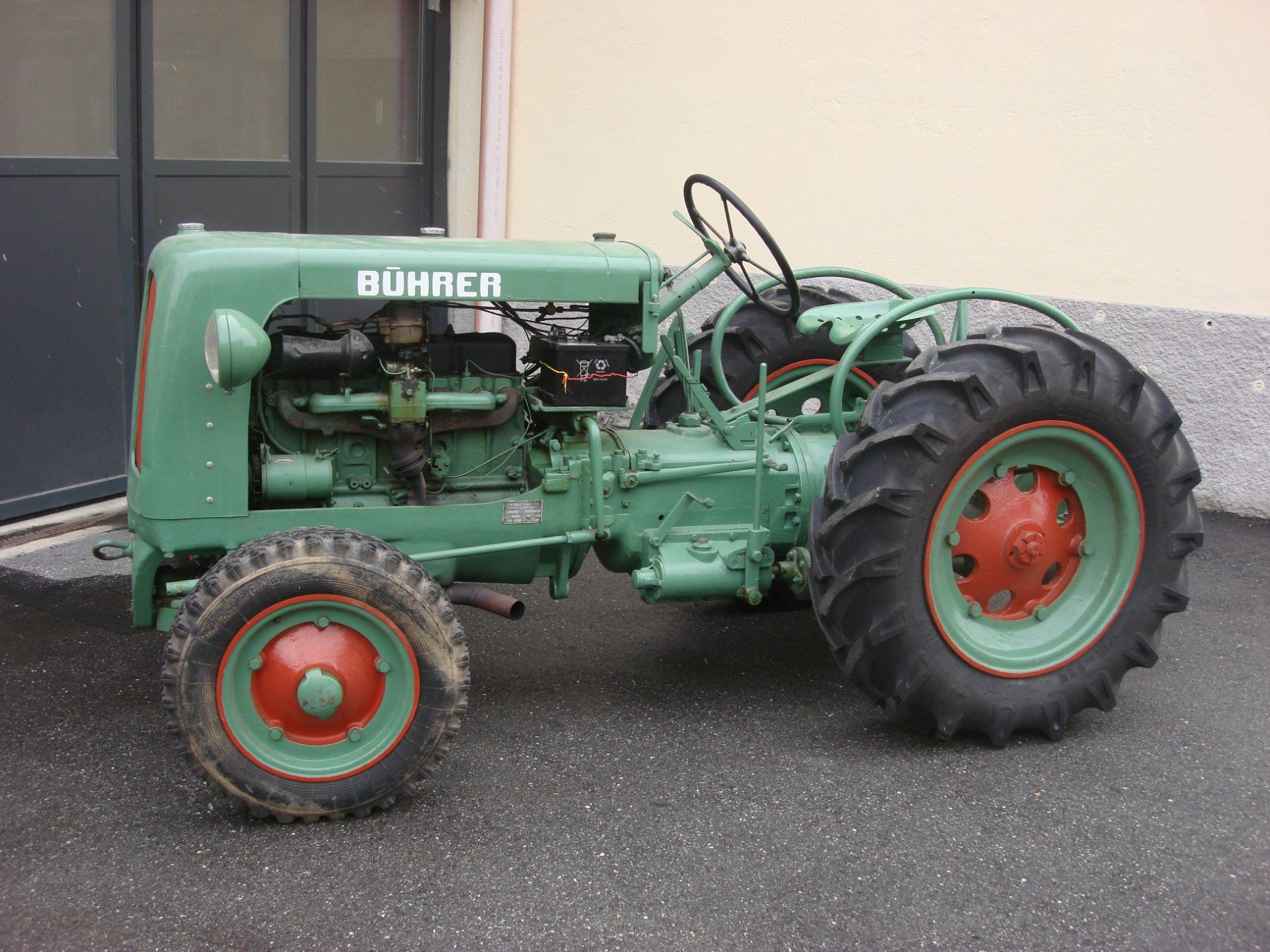 Bührer Tracteurs: Bührer Traktor Oldtimer6 Zylinder Chevrolet  Motor – D'occasion à cazis par Delorta