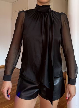 Schwarze Damen Bluse mit Schleife und transparenten Ärmeln 