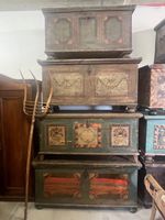 Diverse antike bemalte Holztruhen zwischen 1780 und 1860