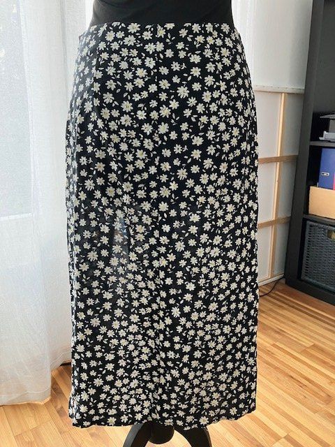 Gonne: Sommerlicher Blumenrock, Gr. 38, mit Seitenschlitz – Usato da Uznach venduto da Atrani 1
