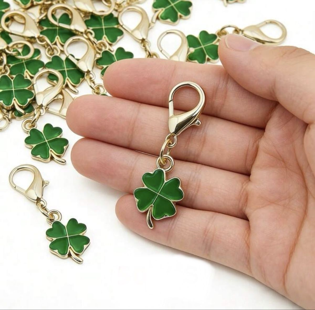 Sonstiger Schmuck: Lot de 50 pendentifs  – Neu und originalverpackt aus Châtel-St-Denis von Montclair_Swiss