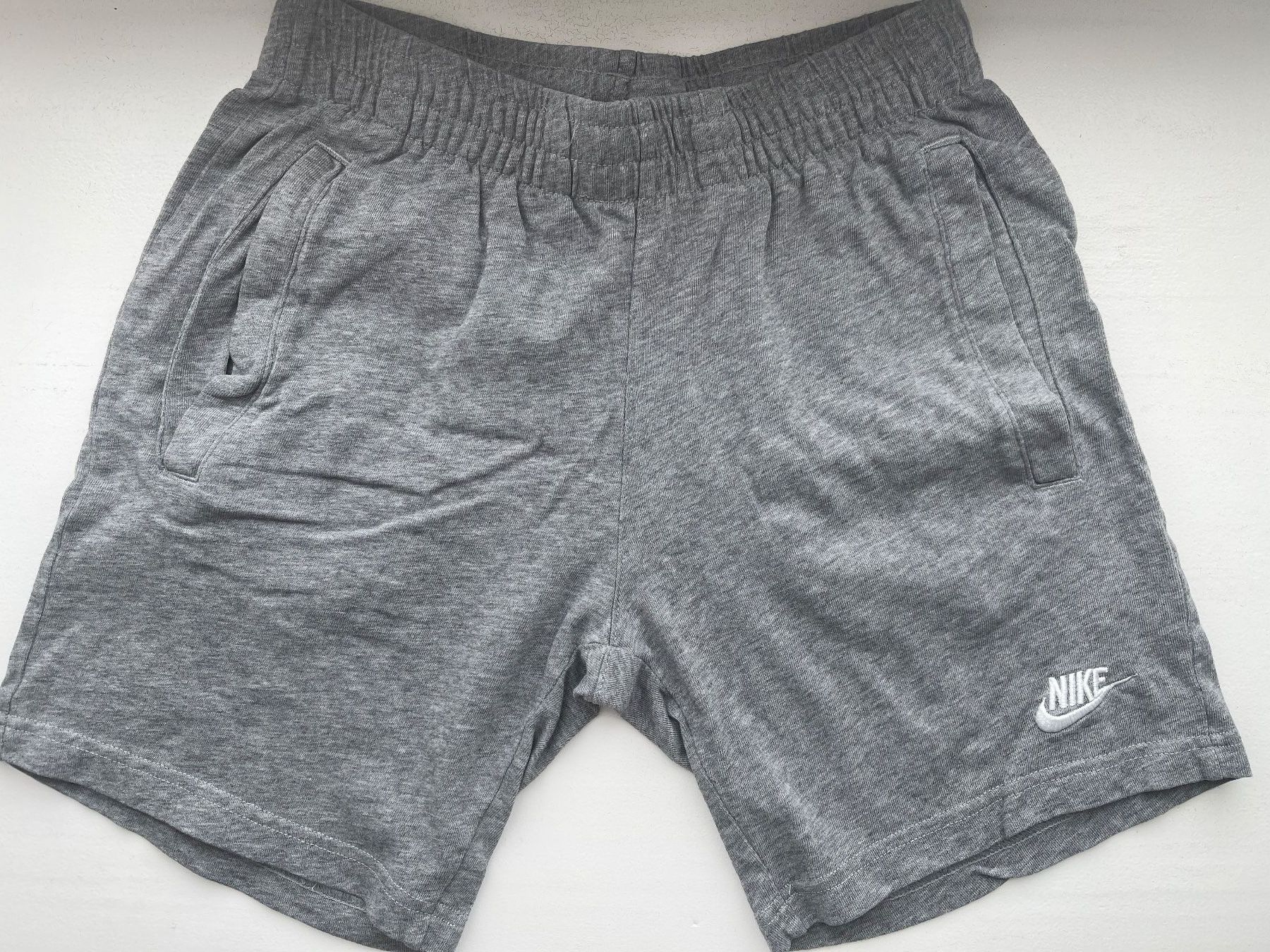 Nike Pantaloni: Short Nike gris – Usato da Court venduto da Style_ambre