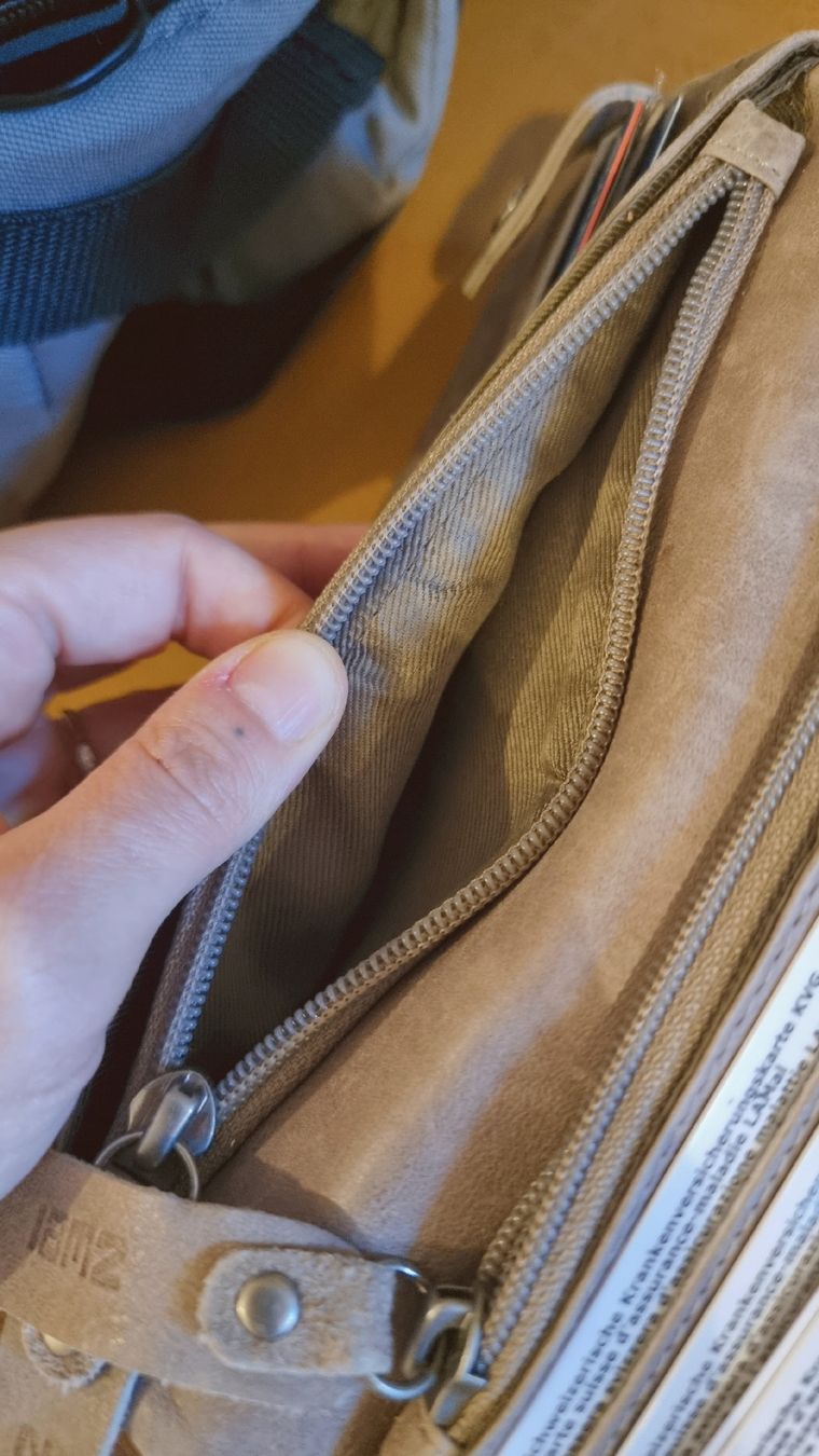 Borse da donna: Pochette ZWEI en cuir gris clair - Élégance discrète – Usato da Vevey venduto da fer3ica 3