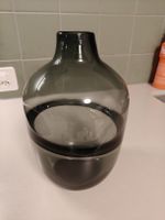 Glasvase mit Kunstblumen / Glass Vase with Artificial Flower